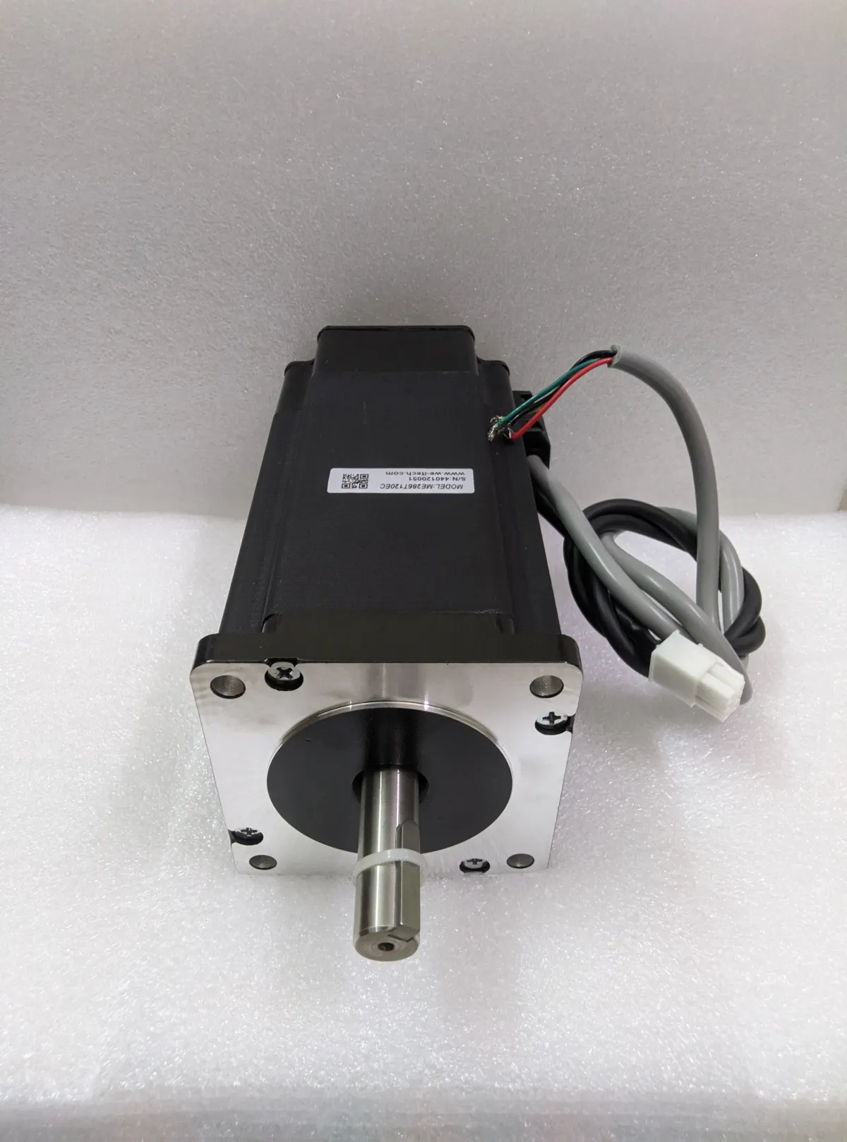 ME286T120EC closed-loop stepper motor, 12 Nm, NEMA 34 86mm flange with encoder cable — additional view