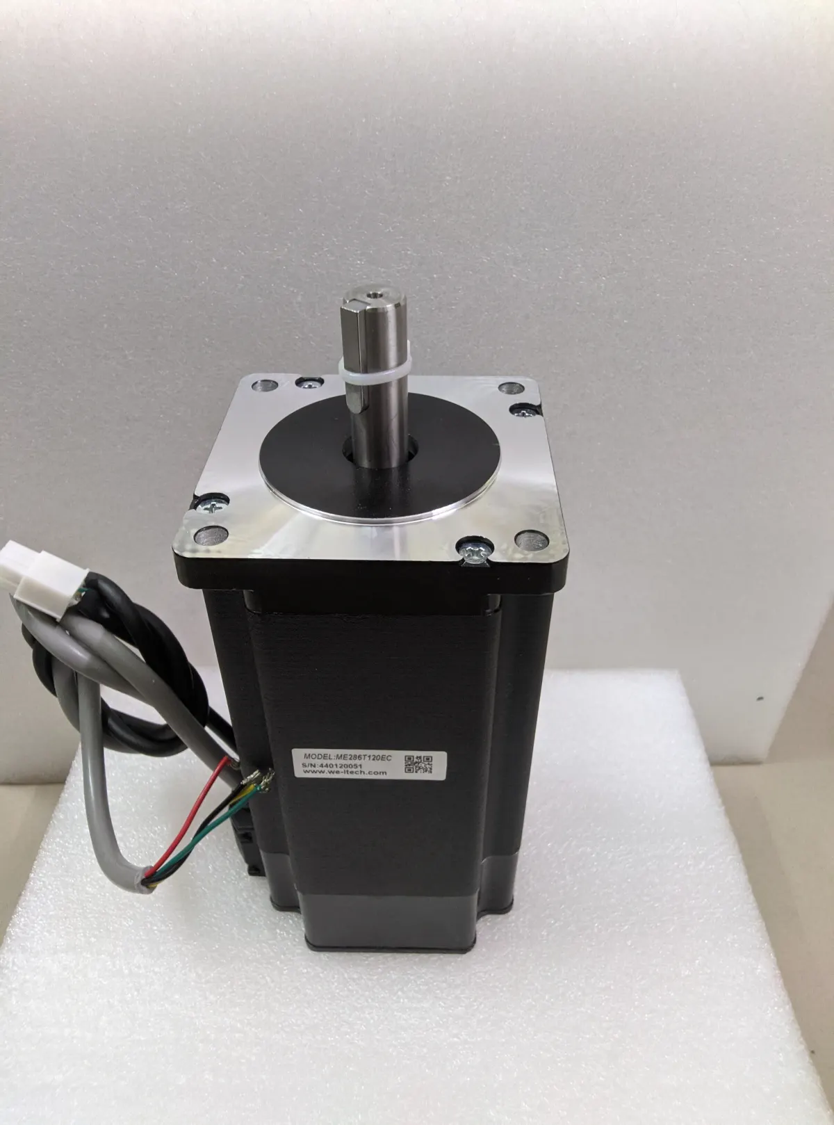 ME286T120EC closed-loop stepper motor, 12 Nm, NEMA 34 86mm flange with encoder cable — additional view