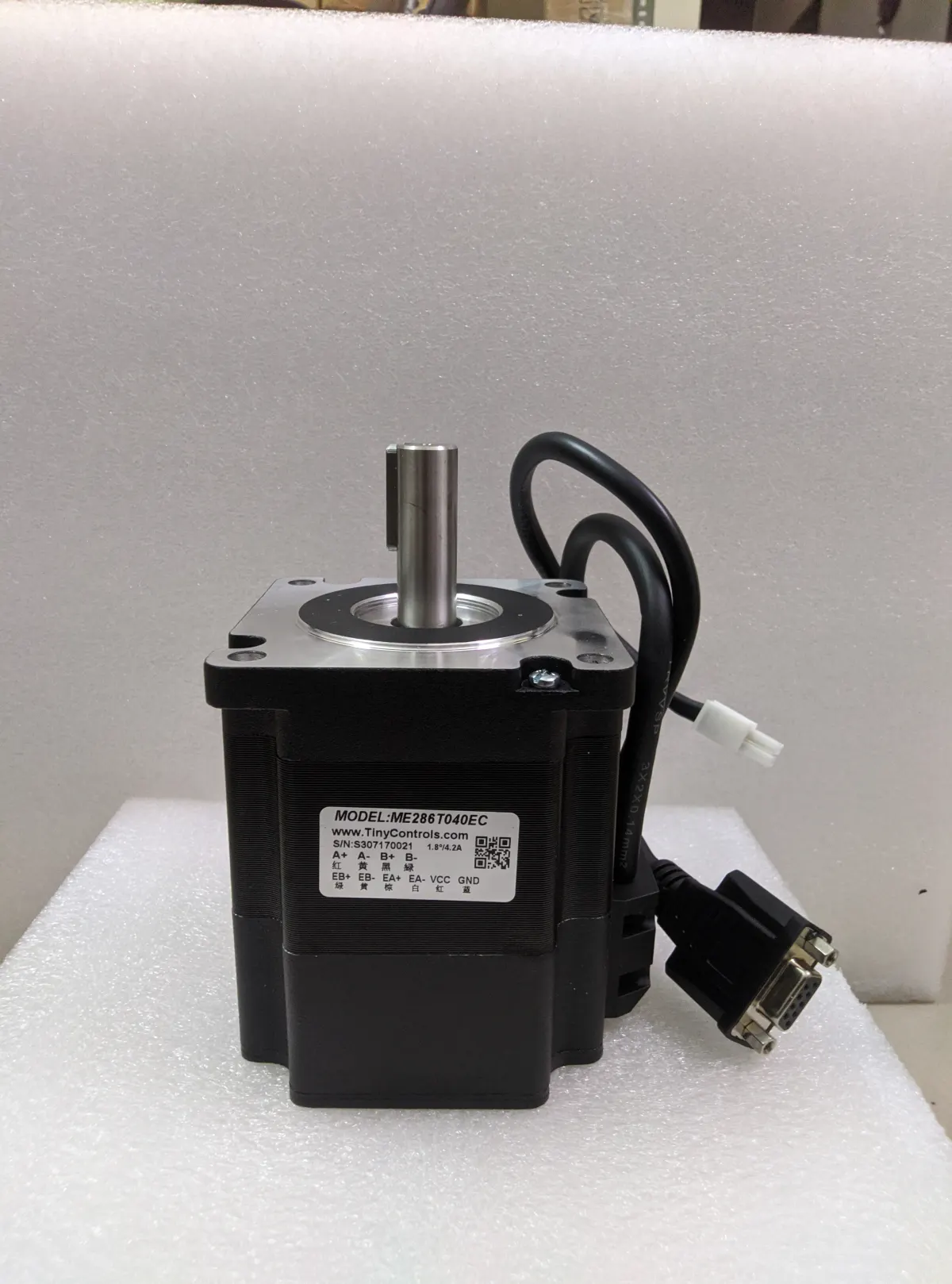 ME286T040EC closed-loop stepper motor, 4 Nm, NEMA 34 86mm flange with encoder cable — additional view